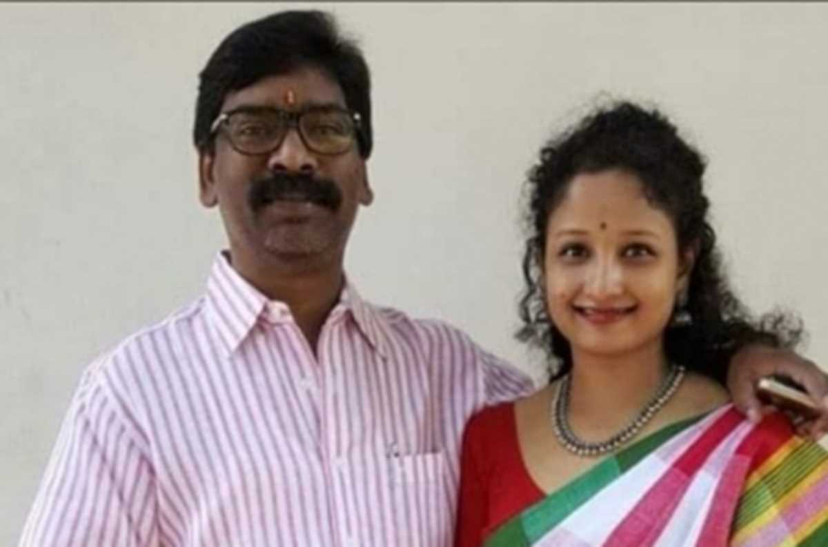 कल्पना ने पति हेमंत सोरेन के सोशल मीडिया अकाउंट्स का मोर्चा संभाला, बोलीं- झारखंड झुकेगा नहीं कल्पना ने पति हेमंत सोरेन के सोशल मीडिया अकाउंट्स का मोर्चा संभाला, बोलीं- झारखंड झुकेगा नहीं